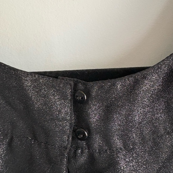 Elegant Black Ruffle Sleeveless Top - Picture 4 of 6